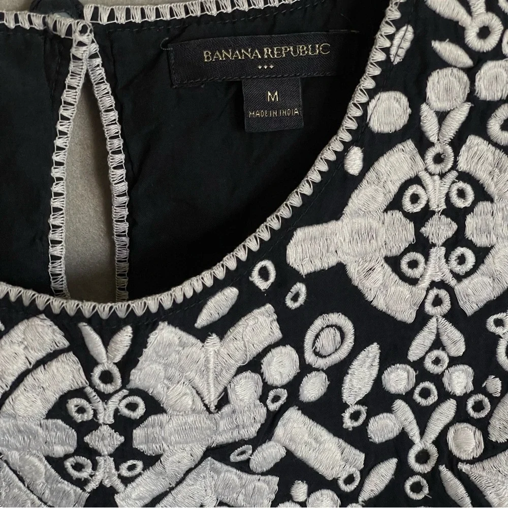 Banana Republic Embroidered Navy Blue Sleeveless Top Size M - Picture 6 of 6